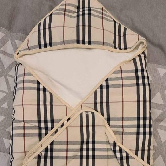 Bnwt Baby Burberry padded wrap blanket /sleeping bag - Picture 2 of 5